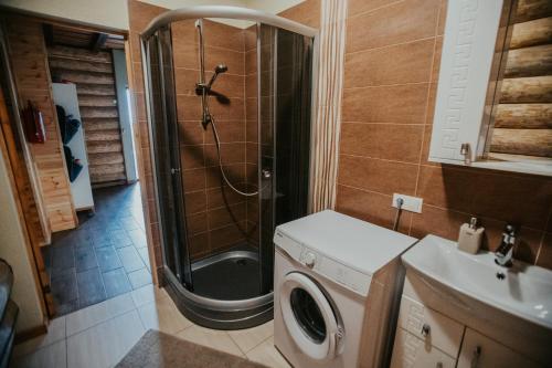 un bagno con doccia e lavatrice di Salas Holiday Home a Jūrkalne