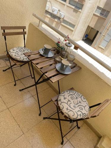 d'une table et de deux chaises sur un balcon. dans l'établissement City Comfortable Apartment, à Larnaka