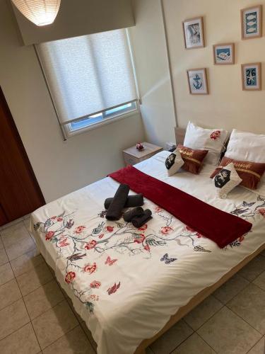 - une chambre avec un grand lit blanc orné de fleurs dans l'établissement City Comfortable Apartment, à Larnaka