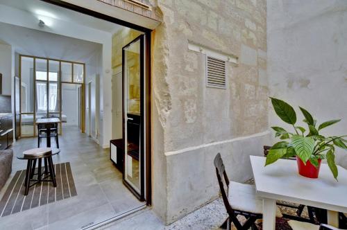 une salle à manger et un salon avec une table et des chaises dans l'établissement Le Well Done - Joli T2 avec terrasse, à Bordeaux