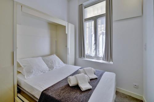 une chambre avec un lit avec deux serviettes dessus dans l'établissement Le Well Done - Joli T2 avec terrasse, à Bordeaux