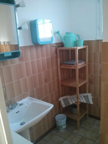une salle de bain avec un lavabo, une baignoire et un miroir dans l'établissement L'Ondine, à Pornic