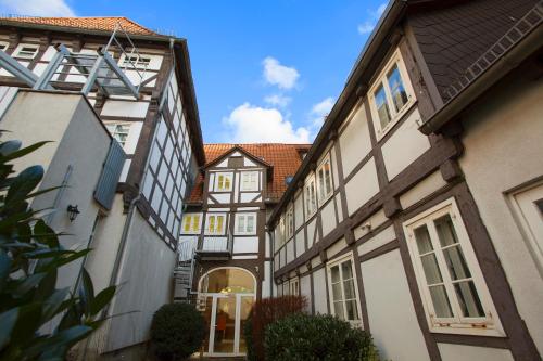 an alley with two buildings and a house at Hotel Ritter St. Georg in Braunschweig