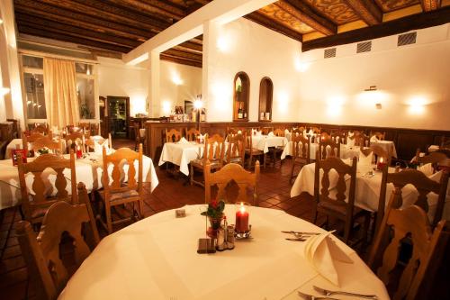 a dining room with tables and chairs in a restaurant at Hotel Ritter St. Georg in Braunschweig