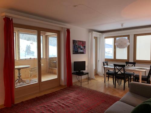 a living room with a table and a dining room at Vinadi in Davos