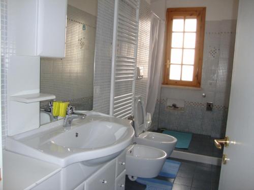 プティニャーノにあるAl Boschettoの白いバスルーム(洗面台、トイレ付)