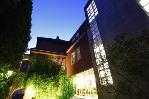 a building with a reflection of a building at Stadthotel Engel in Ettlingen