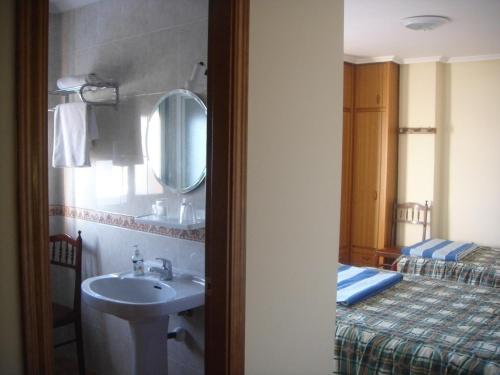 Postel nebo postele na pokoji v ubytování Hostal Isabel