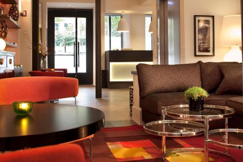 a living room with a couch and a table at Hôtel Marais Bastille in Paris
