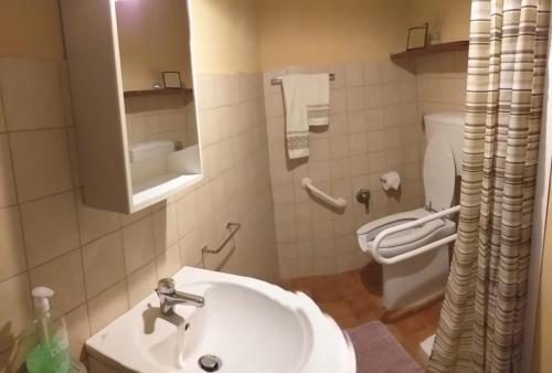 łazienka z umywalką i toaletą w obiekcie Casa Gellera w mieście Corfino