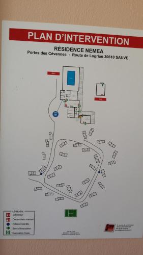 een bord met een plattegrond van een woonplaats bij RÉSIDENCE LES PORTES DES CÉVENNES in Sauve