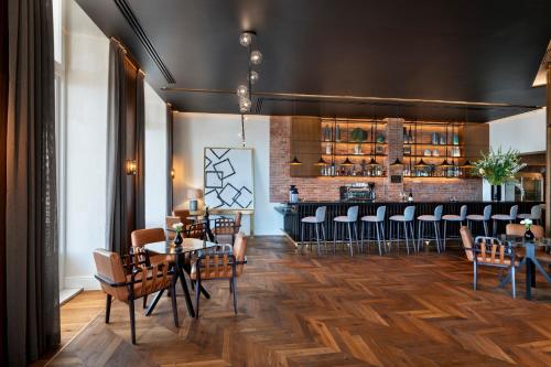 Area lounge atau bar di The Herbert Tel Aviv