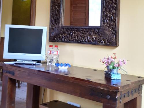 einen Schreibtisch mit einem Computermonitor darüber in der Unterkunft Posada La Vieja Escuela in San Roque de Ríomiera