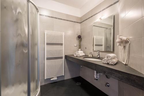 a bathroom with a sink and a mirror at Tischlerhof - Typ A mit Terrasse in Tirolo