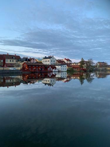 a large body of water with houses and buildings at Stugan med Bryggan i Gamla Staden in Eskilstuna