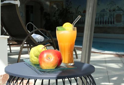 a drink on a table with apples and pears at Naturhotel Lärchenhof in Ramsau am Dachstein