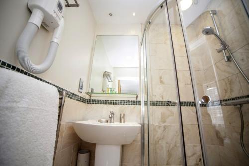 Koupelna v ubytování Ethos Hotel