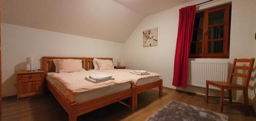 Un dormitorio con una cama con dos libros. en Balázs-hegyi Vendégház, en Szentantalfa