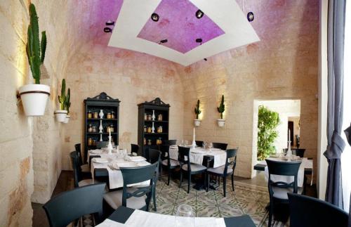 een restaurant met tafels en stoelen in een kamer bij Vigna Caracciolo in Trani