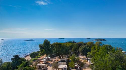 an aerial view of a beach with houses and the ocean at Maistra Camping Valkanela Mobile homes in Funtana