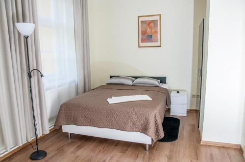 سرير أو أسرّة في غرفة في Villa Verdaine