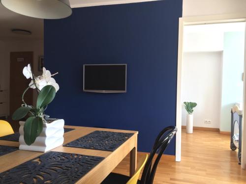 Televízia a/alebo spoločenská miestnosť v ubytovaní Fregata Apartment Gdynia