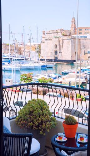 Balkón nebo terasa v ubytování Vittoriosa' Seafront 2 Bed Highly Furnished Apartment