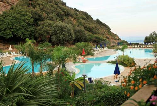 En udsigt til poolen hos TH Ortano - Ortano Mare Residence eller i nærheden