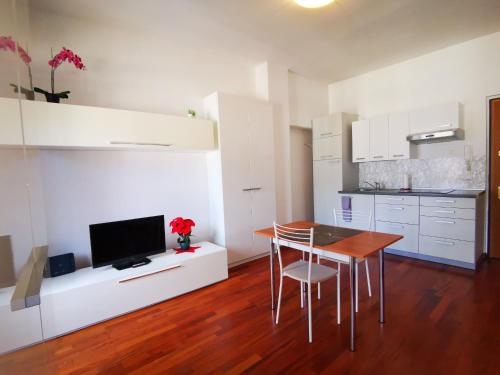 a living room with a table and a kitchen at Apartment BELLA VISTA in Bolzano