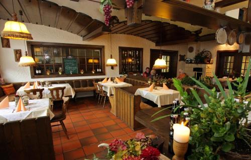 un ristorante con tavoli bianchi e candele in una stanza di Gasthof Zur Traube a Finkenbach