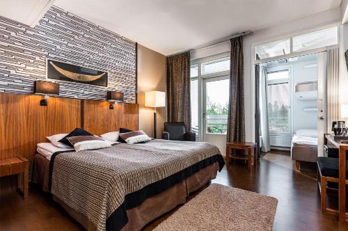 Finlandia Hotel Imatran Kylpylä Spa tesisinde bir odada yatak veya yataklar