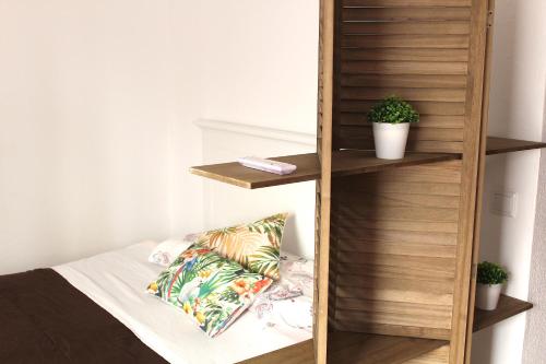 uma estante de livros com uma cama num quarto em Cubo em Lagos