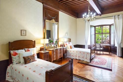Ένα ή περισσότερα κρεβάτια σε δωμάτιο στο Antique apartment in the XV century Castle