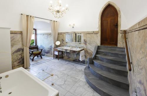 Φωτογραφία από το άλμπουμ του Antique apartment in the XV century Castle σε Clarens