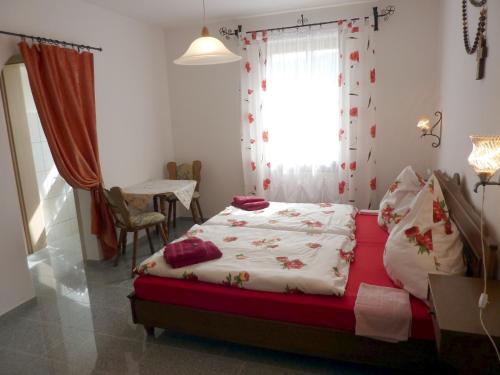 ein kleines Schlafzimmer mit einem Bett und einem Fenster in der Unterkunft Ferienwohnung Pension Hauer Hof in Wegscheid