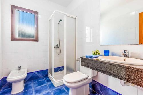 a bathroom with a toilet and a sink and a shower at VILLA CARLA FUN FAMILY in Playa Blanca