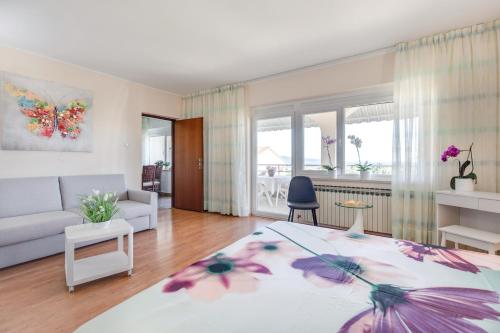 salon z dużym łóżkiem i kanapą w obiekcie Apartmani PARADISO w Krku
