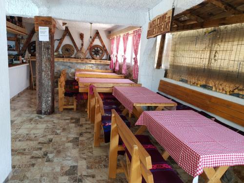 un restaurante con una fila de mesas con manteles rojos y blancos en Apartment Bradex Dreams, en Bečići