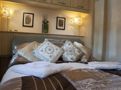 A bed or beds in a room at Danehurst 