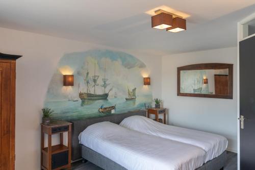 デン・ホールンにあるHotel-Restaurant Loodsmans Welvarenのベッドルーム1室(ベッド1台付)が備わります。壁には絵画が飾られています。
