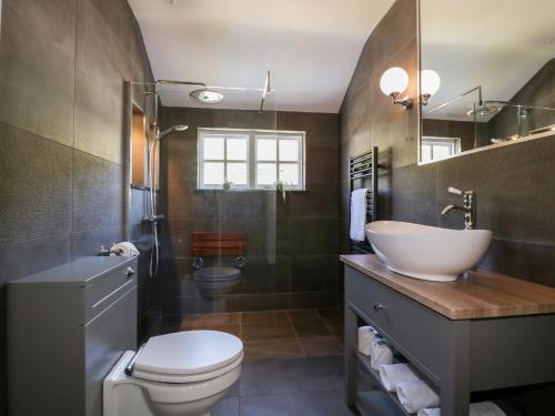 ein Badezimmer mit Waschbecken und Toilette in der Unterkunft Harbour Cottage in Boscastle