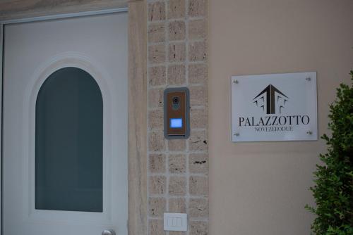 克羅托內的住宿－Palazzotto 902，墙上有标志的建筑物的门