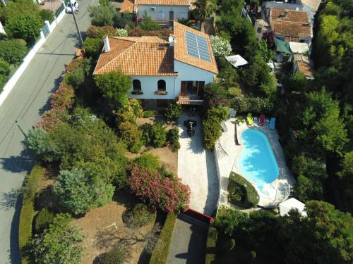 uma vista aérea de uma casa com piscina em VILLA ESTEREL em Saint-Raphaël