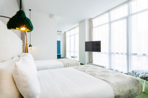 a bedroom with a bed and a television at Hotel Metropol in Warsaw