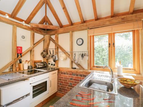una cocina con fregadero y estufa en Pond View, en Fordingbridge