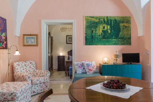 un soggiorno con tavolo e cesto di frutta; di Masseria Il Roseto ai Cappuccini by Wonderful Italy a Martina Franca