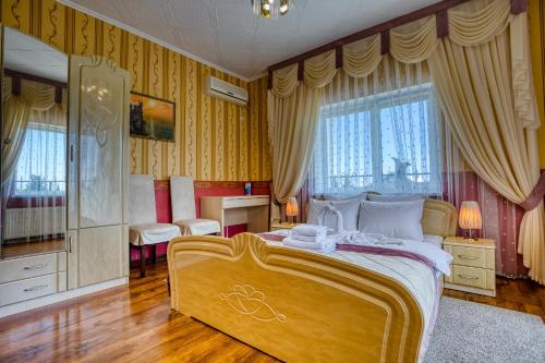 1 dormitorio con 1 cama grande y escritorio en Atriy Hotel, en Simeiz
