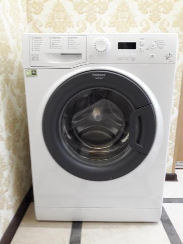 アドレルにあるЦентр Адлера - Квартираの- 白い洗濯機&乾燥機(客室内)