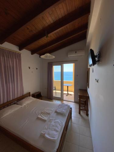 Postel nebo postele na pokoji v ubytování Eolia beachfront studios