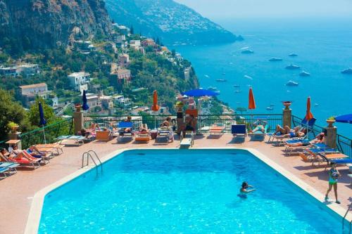 una piscina con vistas a la costa de Amalfi en Casa Giostrello, en Positano